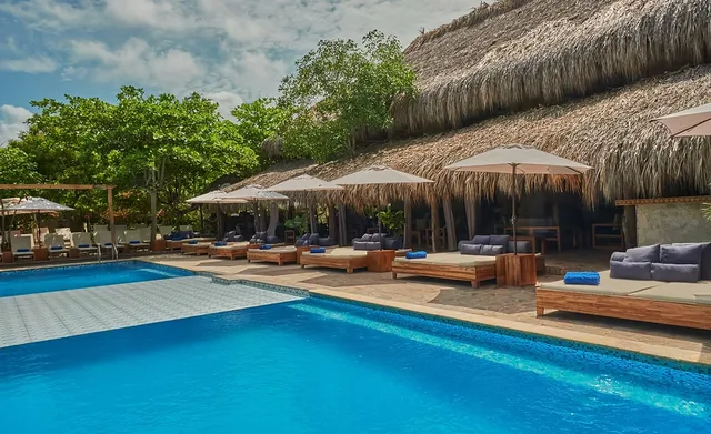 Beach Club — Blue Apple Beach, Playa Mamón, Isla Tierra Bomba