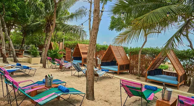Beach Club — Blue Apple Beach, Playa Mamón, Isla Tierra Bomba