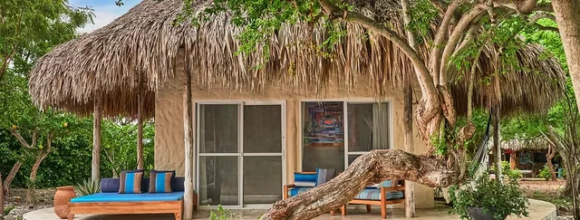 Beach Club — Blue Apple Beach, Playa Mamón, Isla Tierra Bomba