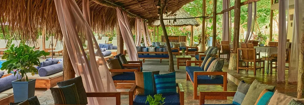 Beach Club — Blue Apple Beach, Playa Mamón, Isla Tierra Bomba